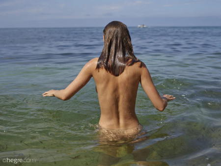 Фото голой девушки: Атлантический океан