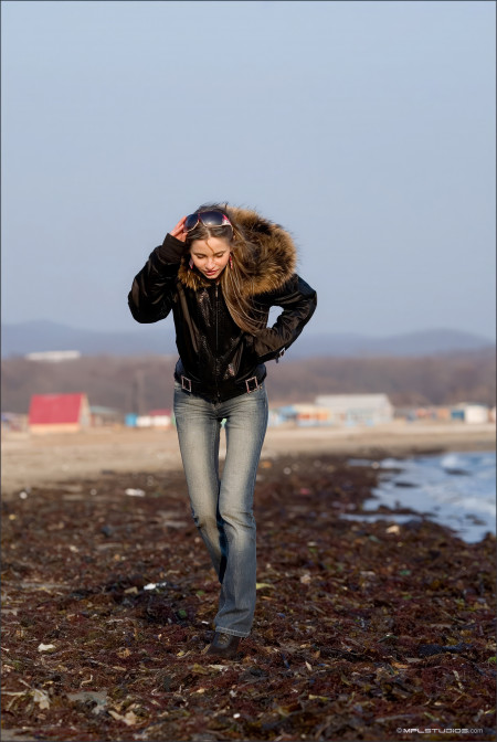 Фото голой девушки: Зима на пляже