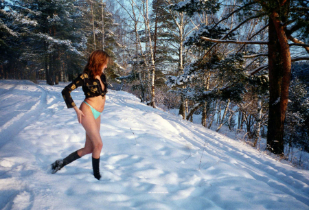 Фото голой девушки: Зимний лес