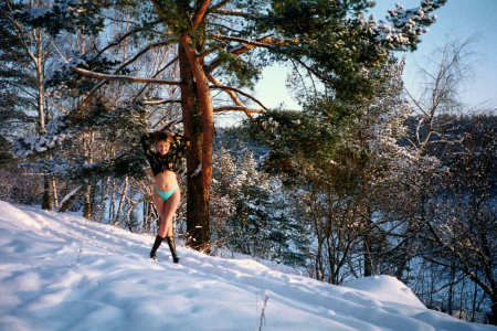 Фото голой девушки: Зимний лес