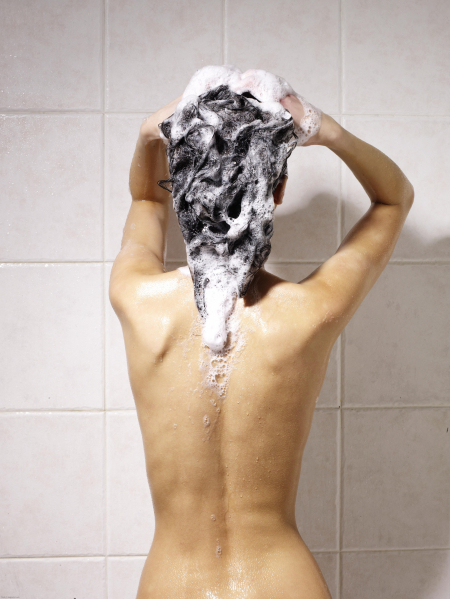 Фото голой девушки: Холодный душ